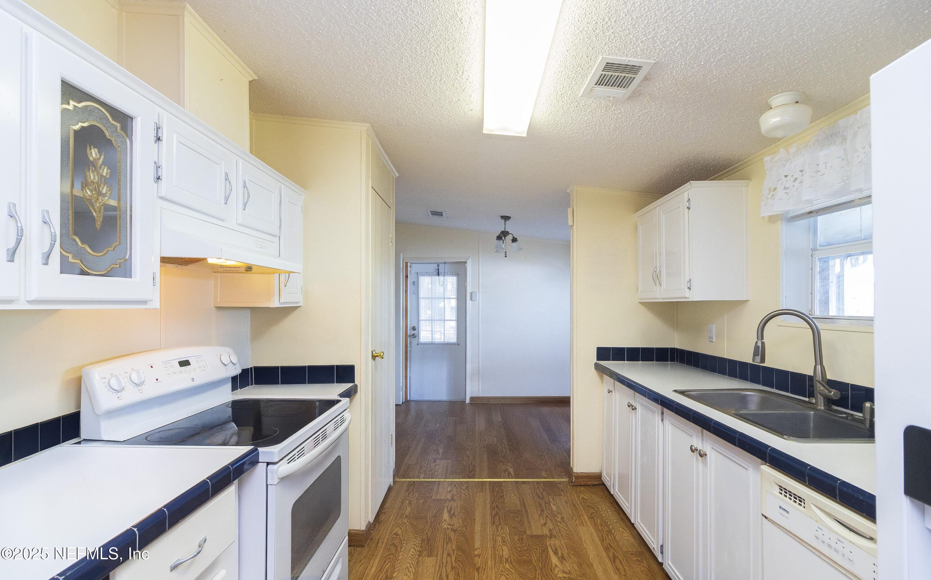 222 Kitty Avenue Interlachen, FL 32148 - Photo 17 of 34 a kitchen that has a sink and a stove