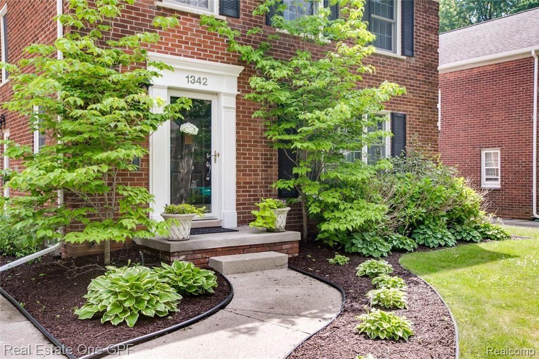 3 1342 Audubon Rd Grosse Pointe-large-026-24-1342 Audubon Road0026FULL-1500x1000-72dpi.jpg