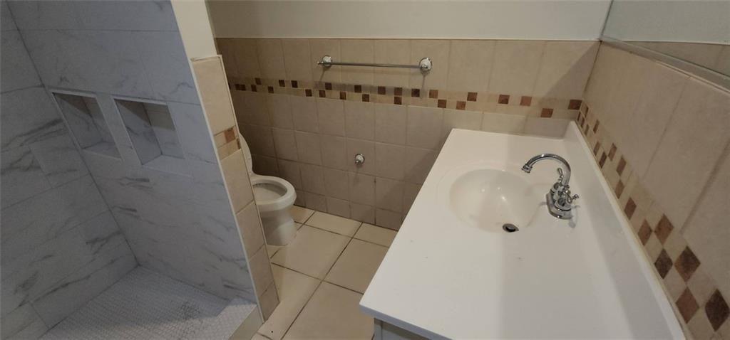 3186 Quince Tree Lane Decatur, GA 30034 - Photo 16 of 24 a bathroom with a bathtub