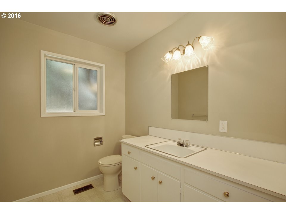 1390 Quinn Road Woodburn, OR 97071 - Photo 17 of 21 Gallery Image 17