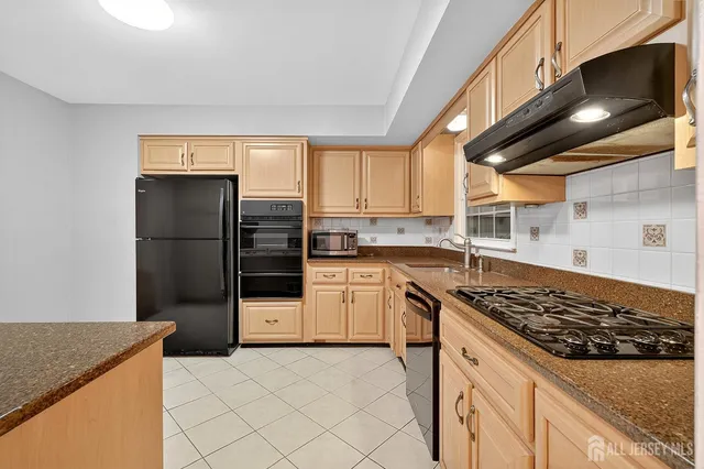 a view of entryway and kitchen