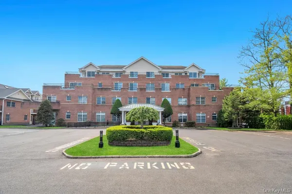 $1,398,000 | 1 Portico Court, Unit 300, Great Neck, NY 11021