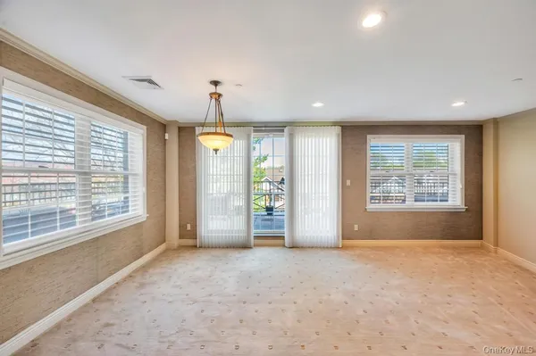 $1,398,000 | 1 Portico Court, Unit 300, Great Neck, NY 11021