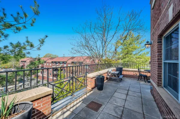 $1,398,000 | 1 Portico Court, Unit 300, Great Neck, NY 11021