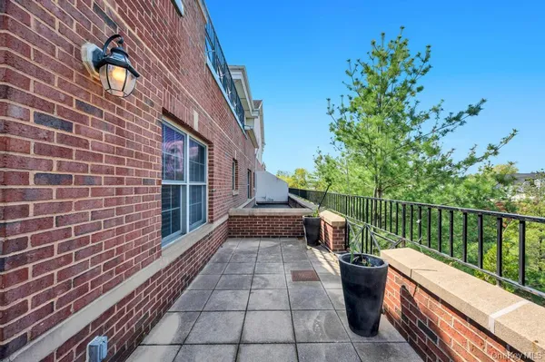 $1,398,000 | 1 Portico Court, Unit 300, Great Neck, NY 11021