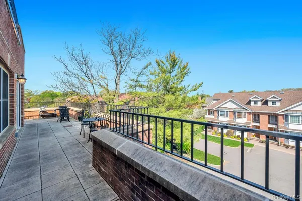 $1,398,000 | 1 Portico Court, Unit 300, Great Neck, NY 11021