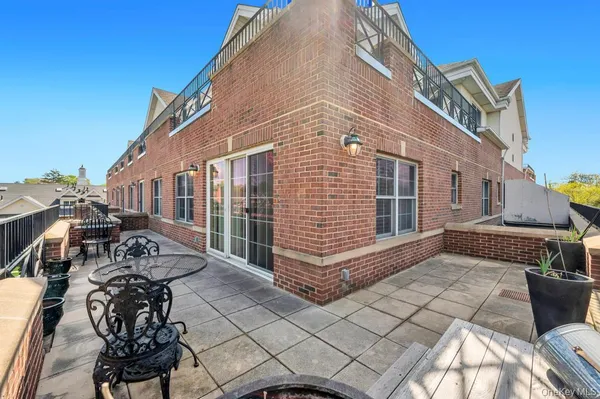 $1,398,000 | 1 Portico Court, Unit 300, Great Neck, NY 11021