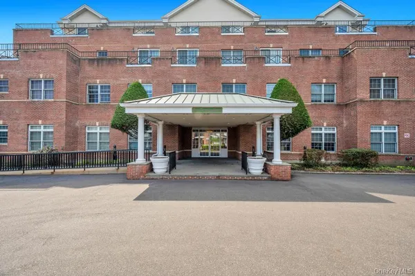 $1,398,000 | 1 Portico Court, Unit 300, Great Neck, NY 11021