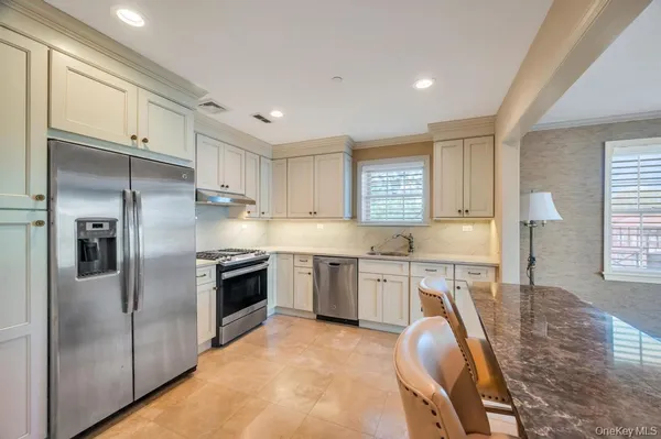 $1,398,000 | 1 Portico Court, Unit 300, Great Neck, NY 11021