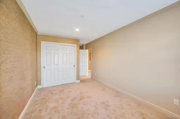 $1,398,000 | 1 Portico Court, Unit 300, Great Neck, NY 11021