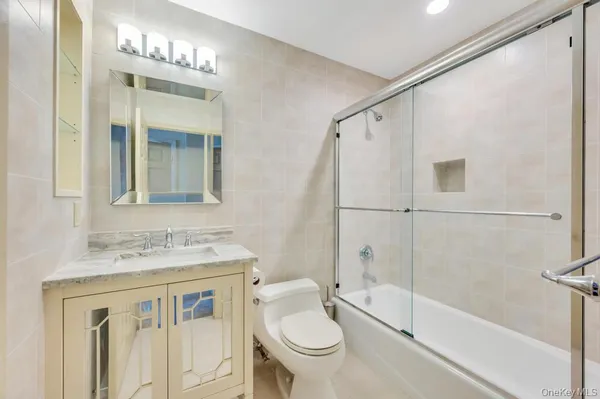 $1,398,000 | 1 Portico Court, Unit 300, Great Neck, NY 11021