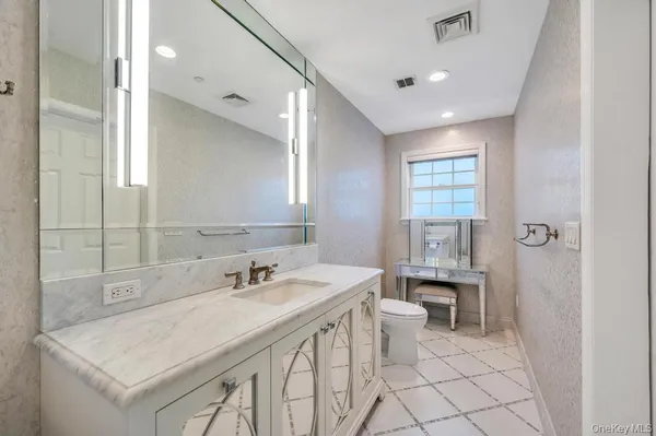 $1,398,000 | 1 Portico Court, Unit 300, Great Neck, NY 11021