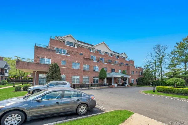 $1,398,000 | 1 Portico Court, Unit 300, Great Neck, NY 11021