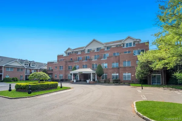 $1,398,000 | 1 Portico Court, Unit 300, Great Neck, NY 11021