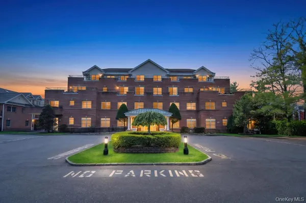 $1,398,000 | 1 Portico Court, Unit 300, Great Neck, NY 11021