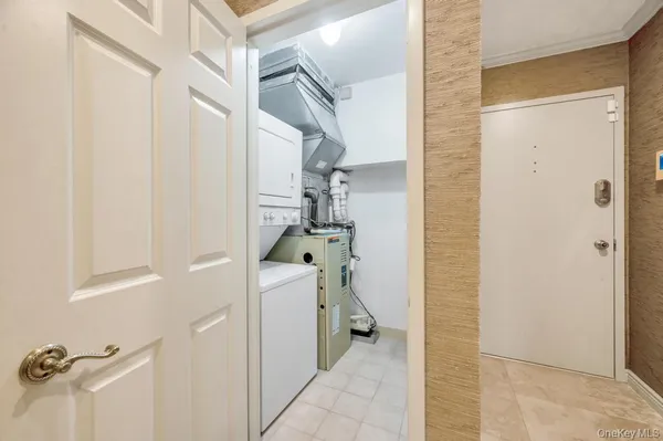 $1,398,000 | 1 Portico Court, Unit 300, Great Neck, NY 11021