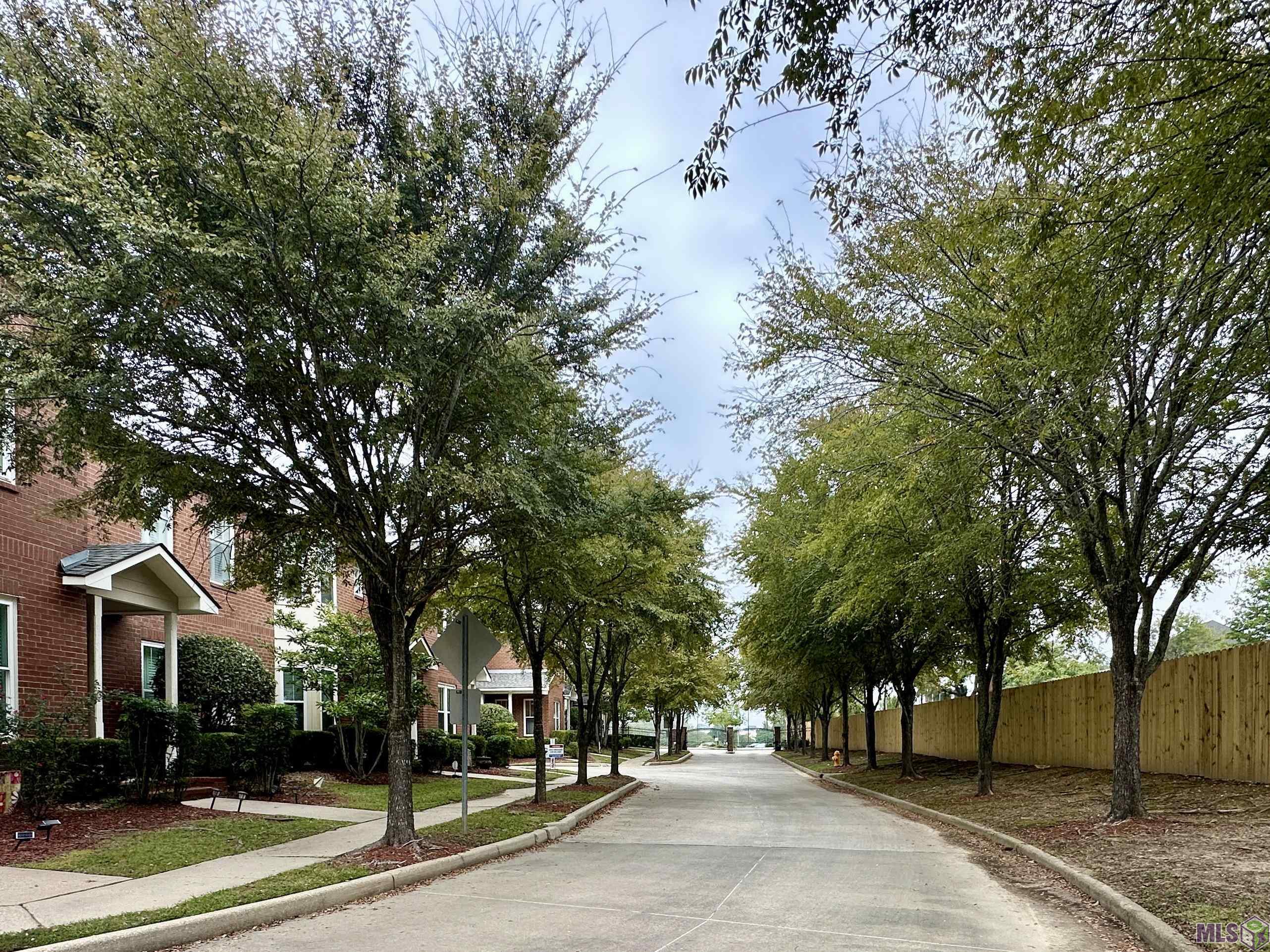 9932 Smithfield Court Baton Rouge, LA 70810 - Photo 2 of 27