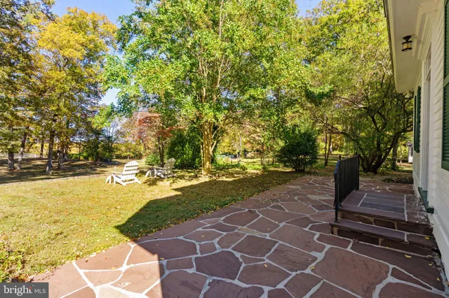 a view of a yard with an empty space