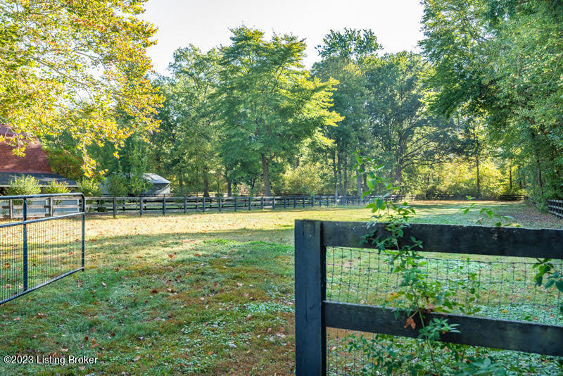 7735 3rd Street Road Louisville, KY 40214 - Photo 4 of 24 7735 3RD STREET ROAD pasture #4 Beam