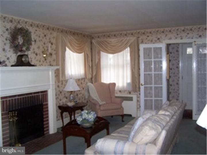 135 Upland Road Havertown, PA 19083 - Photo 6 of 25 Living Room