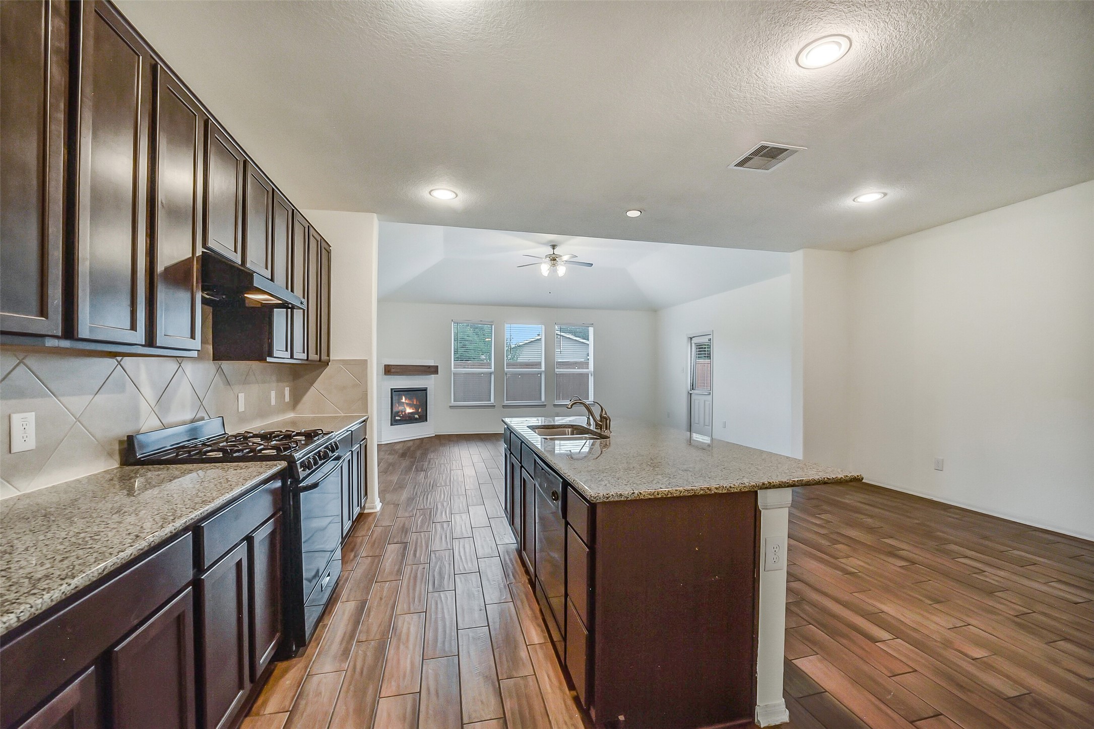 903 Willowick Road Houston, TX 77090 - Photo 10 of 34 Gallery Image 10