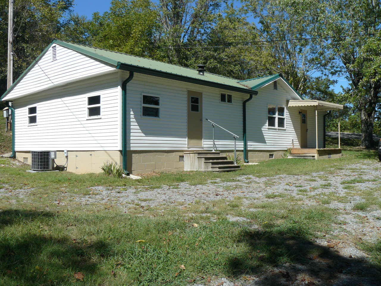 2739 Cave Springs Road Tazewell, TN 37879 - Photo 1 of 20 P1380045