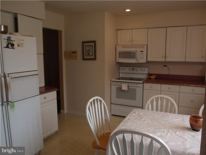 2 Fieldstone Lane Berlin, NJ 08009 - Photo 4 of 25 Kitchen