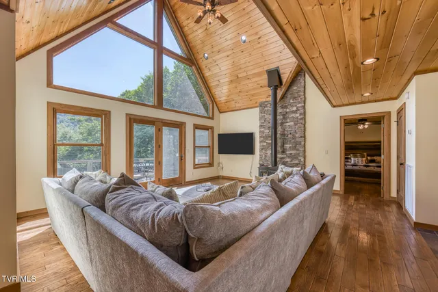 $889,000 | 410 Eagle Ridge Road, Roan Mountain, TN 37687