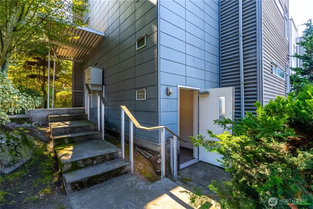 $7,500 | 2731 Boylston Avenue East, Unit 300, Seattle, WA 98102