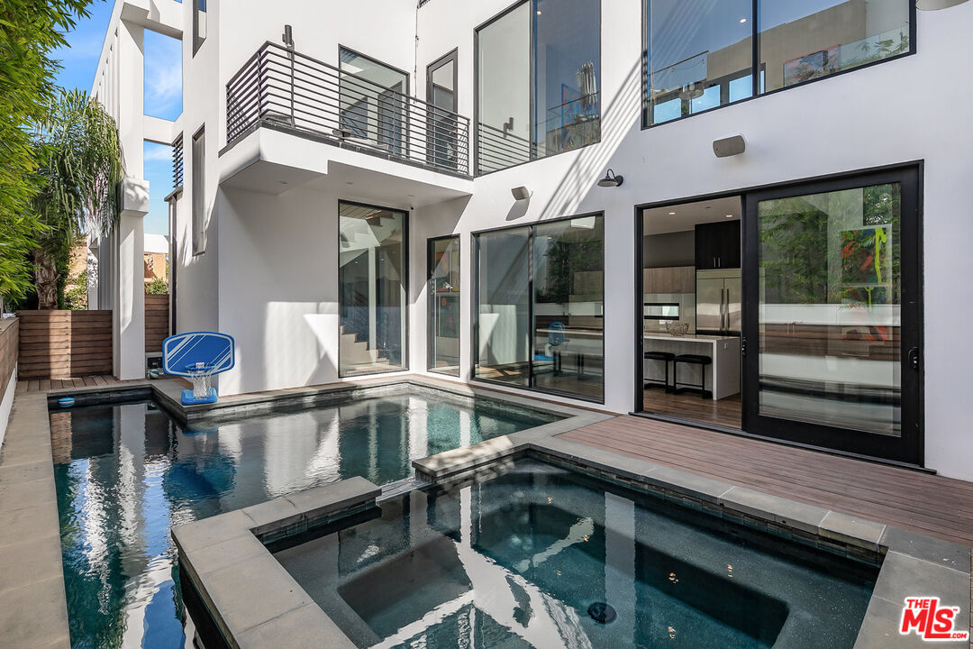 1060 Palms Boulevard Venice, CA 90291 - Photo 11 of 29 a outdoor view of a house with a balcony