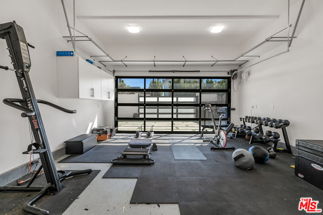 1060 Palms Boulevard Venice, CA 90291 - Photo 14 of 29 a view of a room with gym equipment