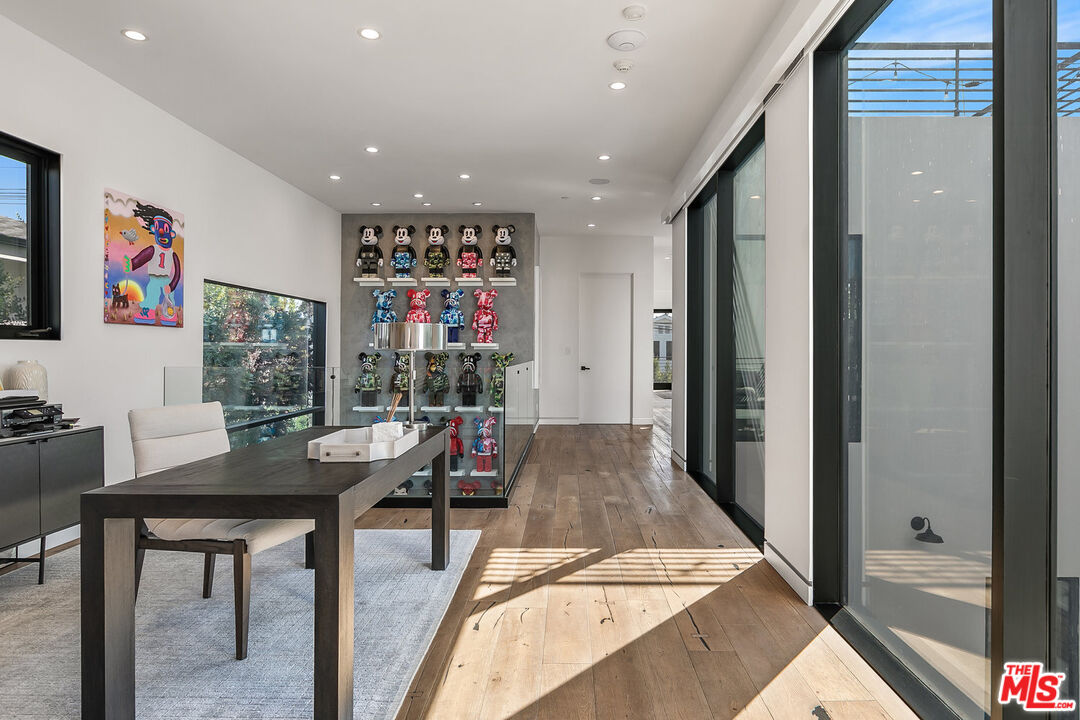 1060 Palms Boulevard Venice, CA 90291 - Photo 17 of 29 a living room with furniture