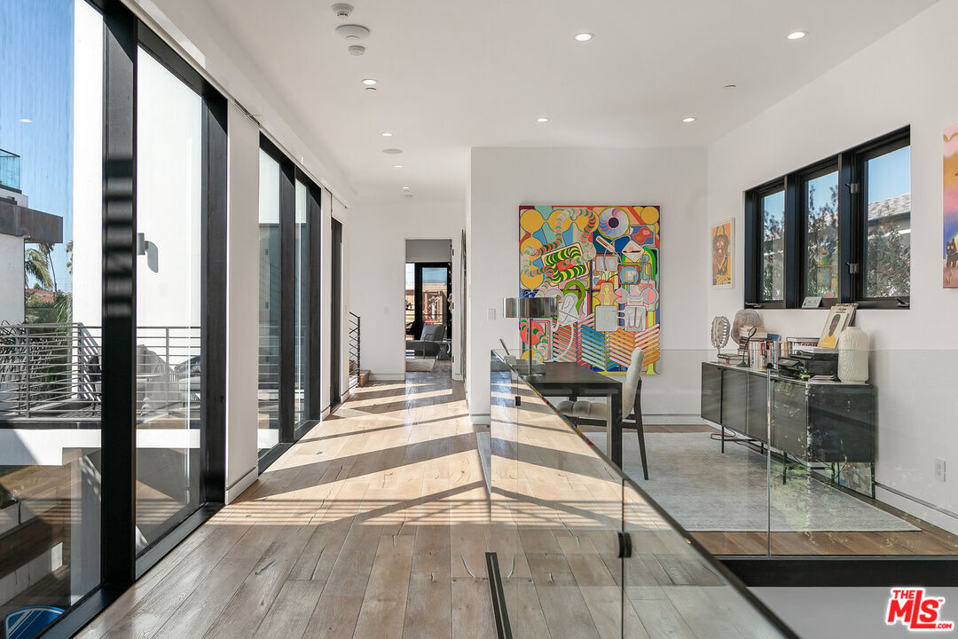 1060 Palms Boulevard Venice, CA 90291 - Photo 18 of 29 a lobby with furniture and large window