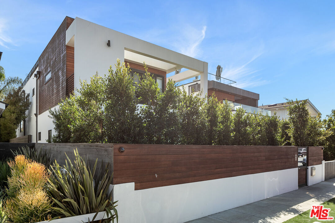 1060 Palms Boulevard Venice, CA 90291 - Photo 2 of 29 a view of a backyard