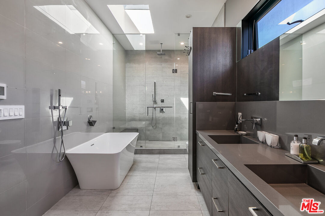 1060 Palms Boulevard Venice, CA 90291 - Photo 21 of 29 a large kitchen with a sink a refrigerator and cabinets