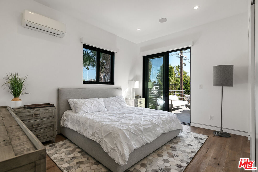 1060 Palms Boulevard Venice, CA 90291 - Photo 25 of 29 a bedroom with a large bed and a window