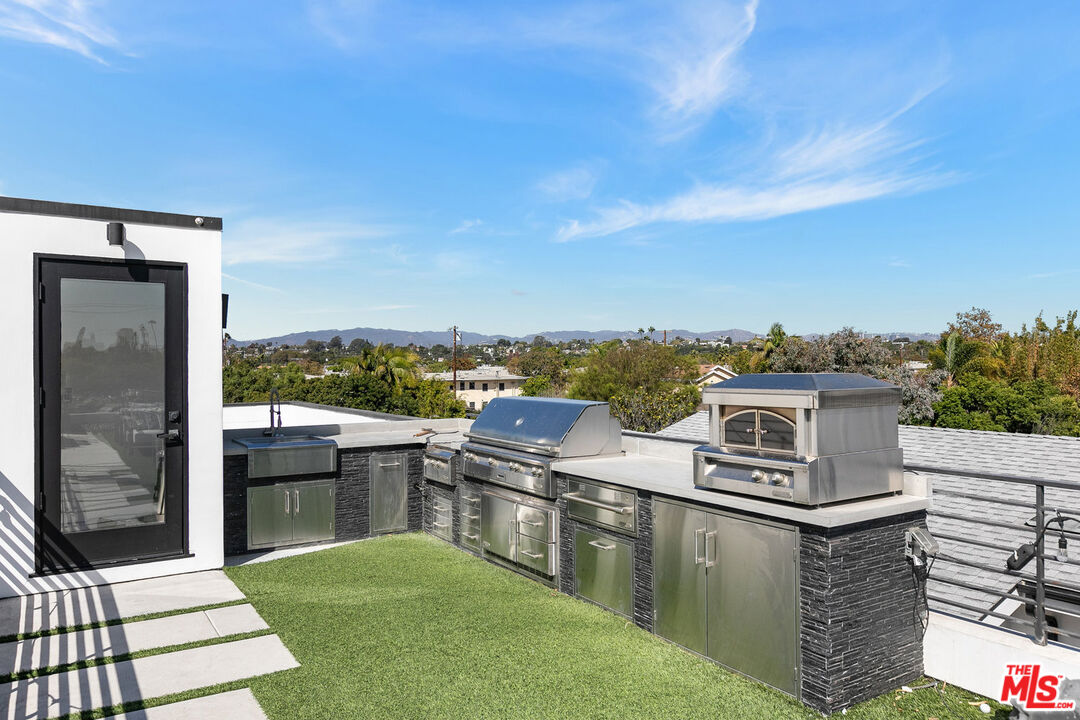 1060 Palms Boulevard Venice, CA 90291 - Photo 29 of 29 a picture of a outdoor space with seating area