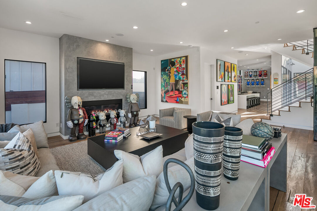 1060 Palms Boulevard Venice, CA 90291 - Photo 4 of 29 a living room with furniture and a flat screen tv