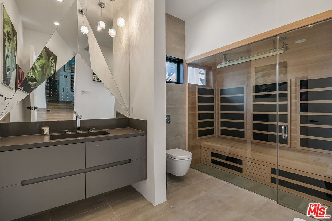 1060 Palms Boulevard Venice, CA 90291 - Photo 6 of 29 a view of hotel and bathroom