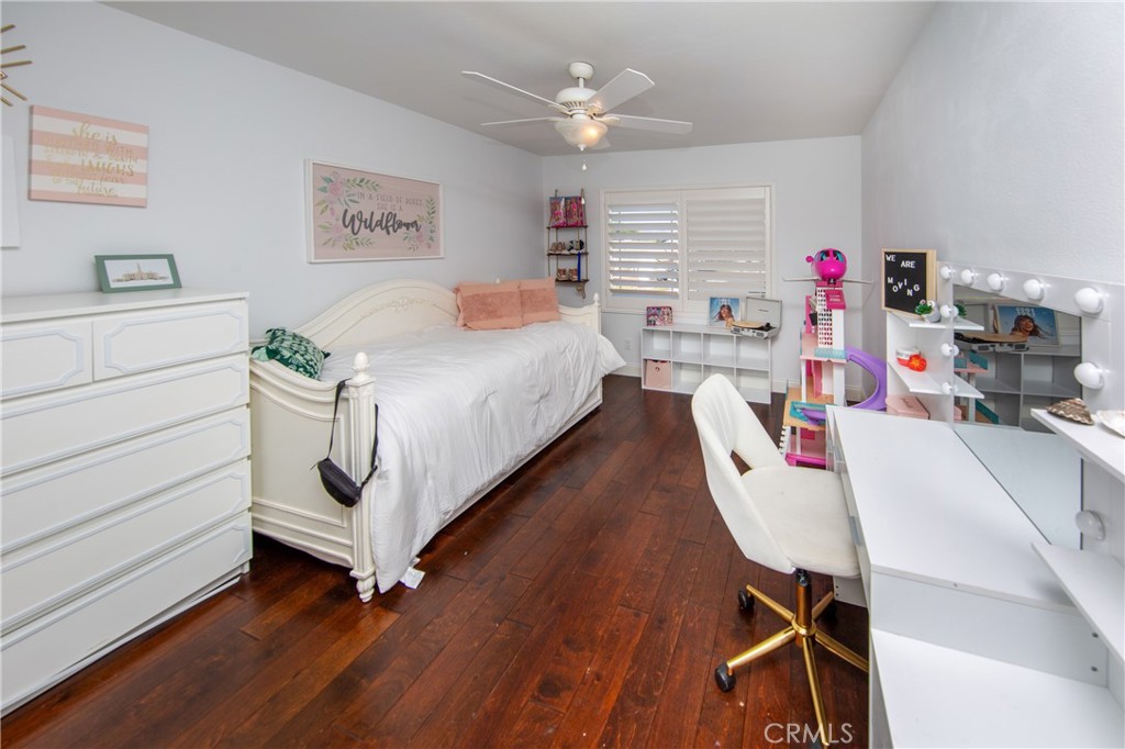 25313 Rolling Greens Way Saugus, CA 91350 - Photo 23 of 28 a bedroom with a bed and a desk