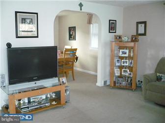 629 Stanbridge Road Morton, PA 19070 - Photo 4 of 12 Living Room