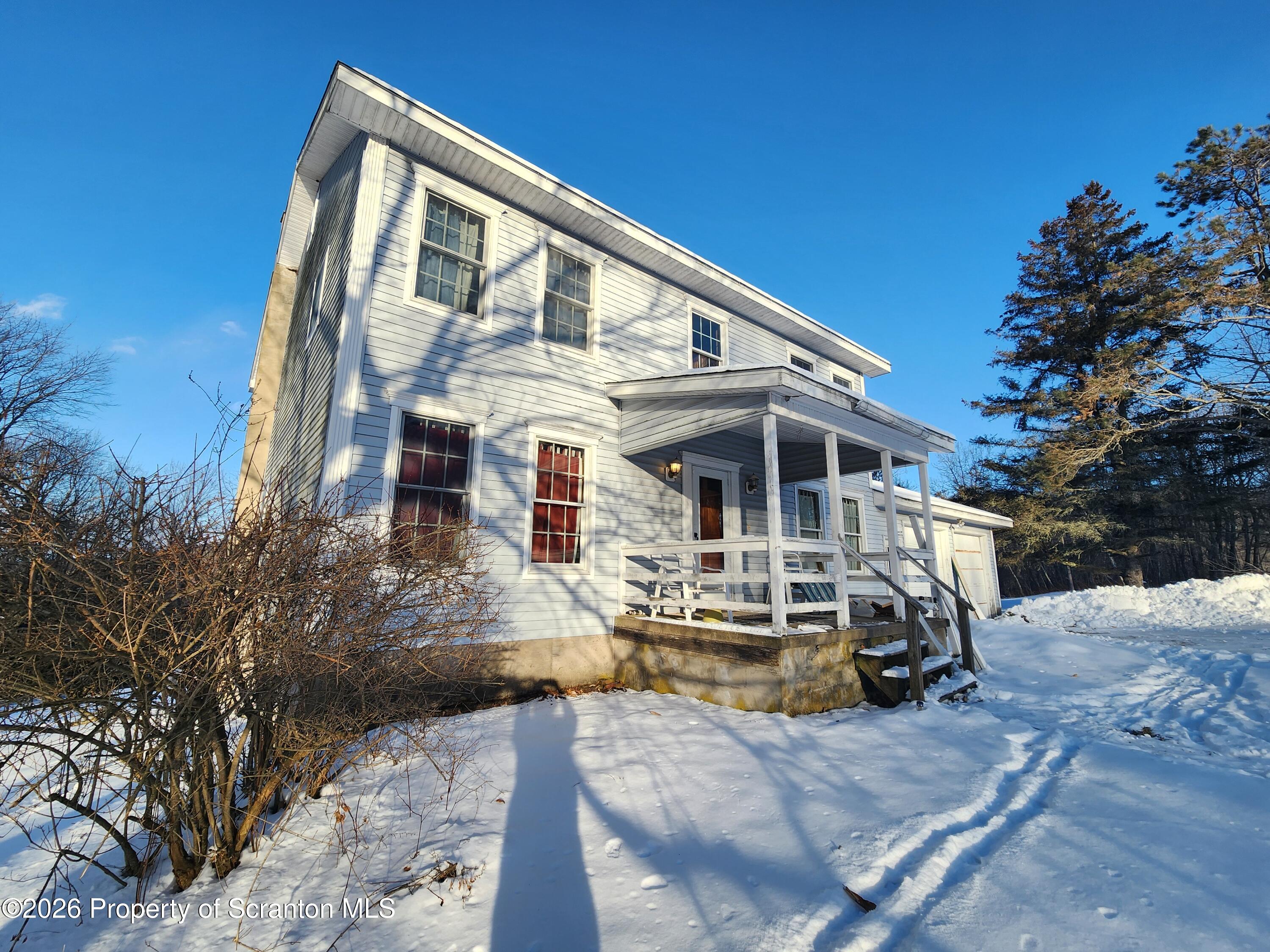 a view of a house with backyard