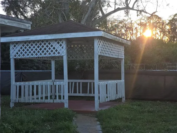 a view of a house with backyard and porch
