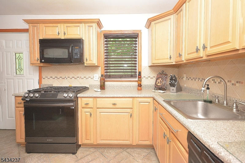 2463 Dorchester Road Union, NJ 07083 - Photo 6 of 33