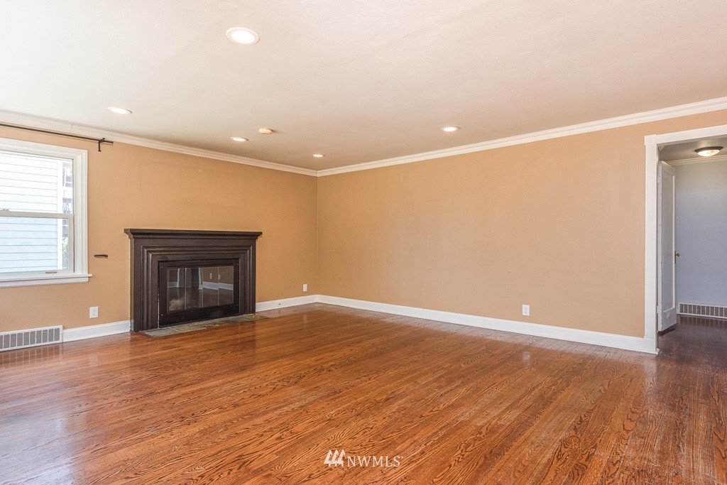8229 230th Street Southwest Edmonds, WA 98026 - Photo 4 of 25 Gallery Image 4