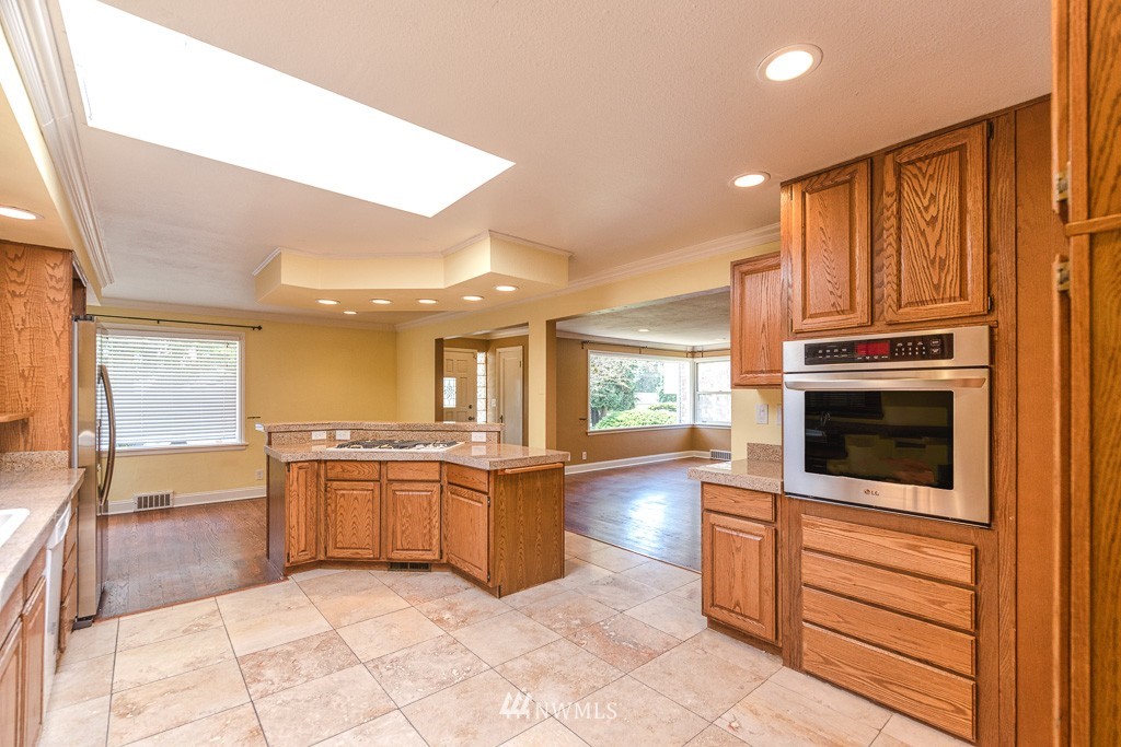 8229 230th Street Southwest Edmonds, WA 98026 - Photo 7 of 25 Gallery Image 7