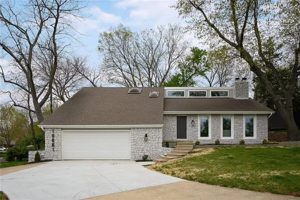 $575,000 | 10661 Riggs Drive, Overland Park, KS 66212