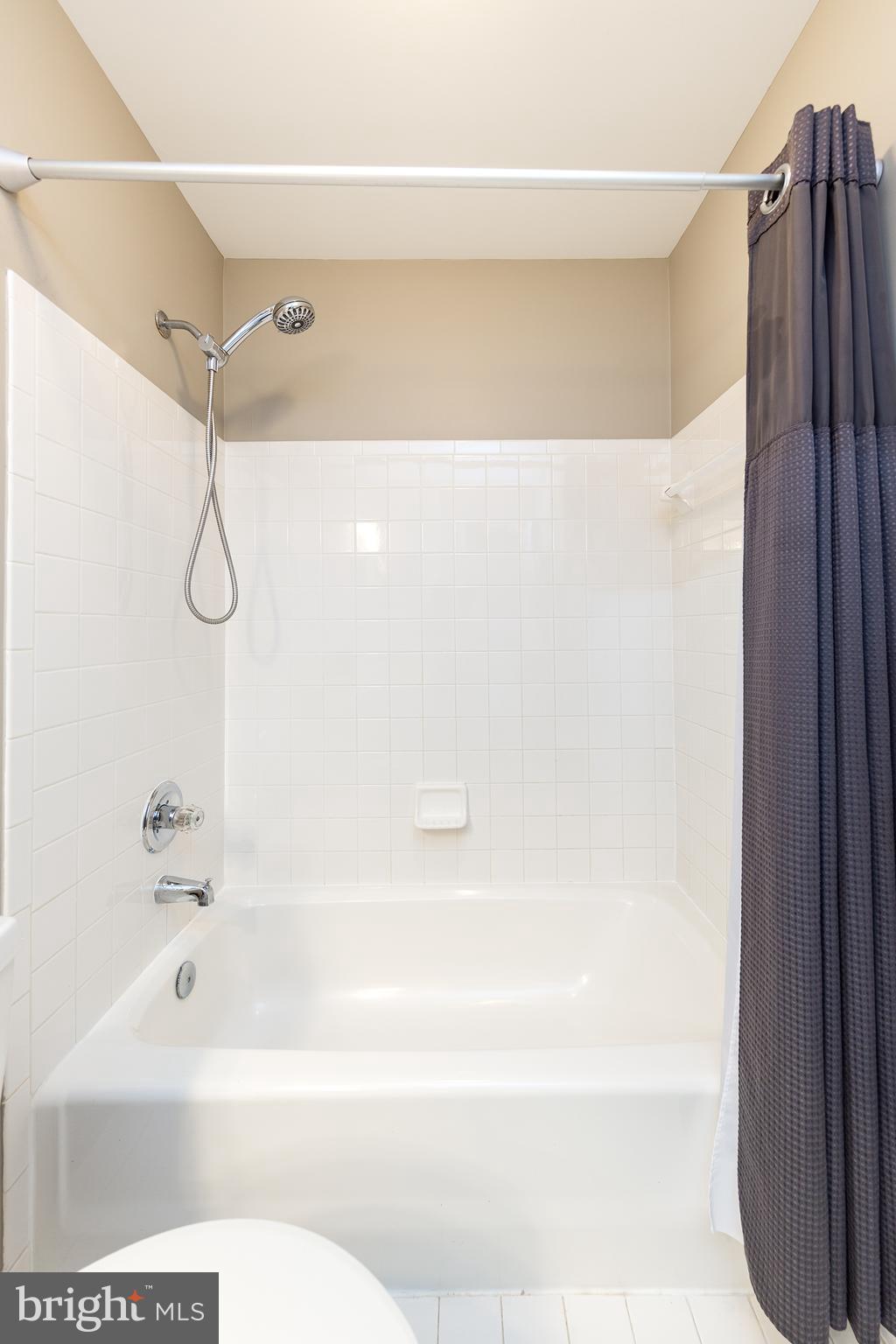 2314 Hurlingham Lane Reston, VA 20191 - Photo 25 of 40 Upper Level Shower/Tub