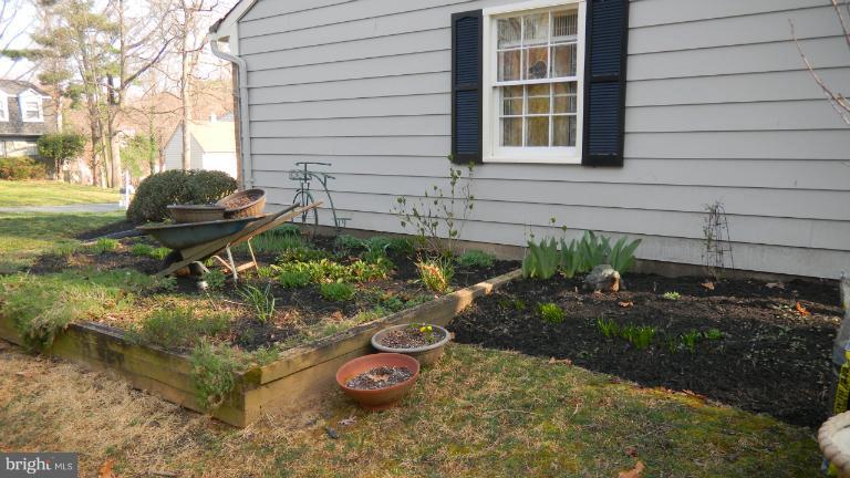 15029 Butterchurn Lane Silver Spring, MD 20905 - Photo 15 of 30 SIDE GARDENS ADD BEAUTY TO THE HOME