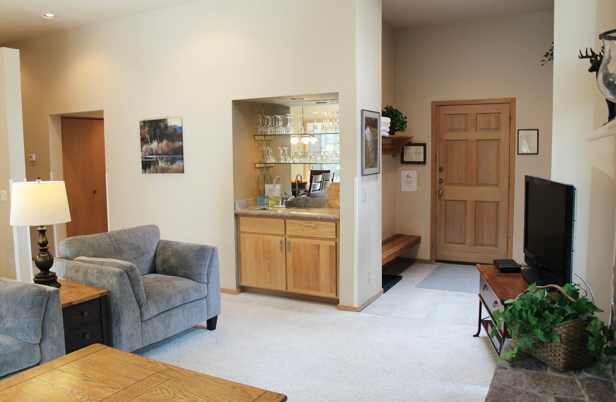 57378 Beaver Ridge Loop, Unit 34D1 Sunriver, OR 97707 - Photo 6 of 25 7-wetbar-R34.